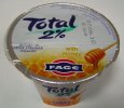 Jogurt Total Fage s medem a oříšky